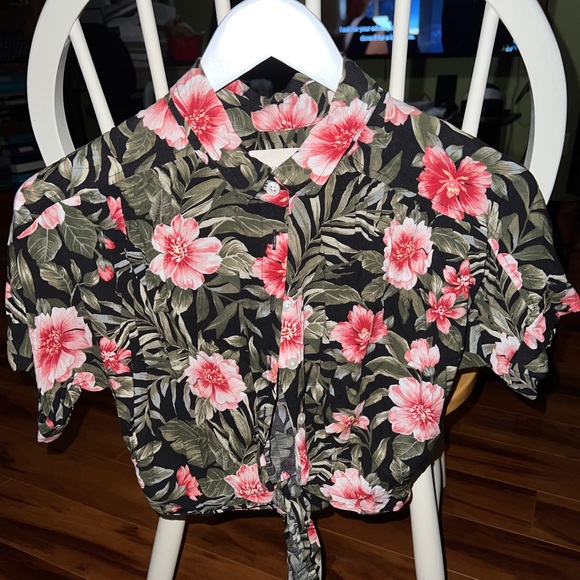 AE Floral Button Up Crop Top With Tie Bottom - Picture 2 of 4